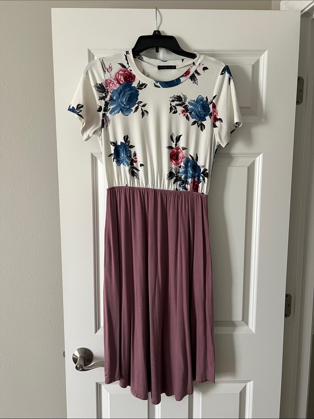 Floral Print Short Sleeve Midi Dress in White and Mauve